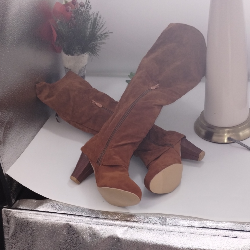Elegant Tan Over the Knee Boots - Picture 5 of 5